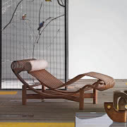 Płynna linia i piękne drewno tworzą szezląg...