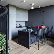 Miedziane i złote detale połączone z bielą i...