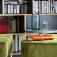 Oszczędność form i kolorów - mieszkanie w centrum Warszawy