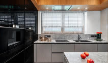 Gra kontrastów w kuchni - połączenie czerni, betonu i drewna w dynamicznej aranżacji
