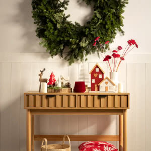 Poczuj magię Świąt! Oto 4 trendy 2025, dzięki którym Twój dom rozbłyśnie radosnym, świątecznym szczęściem