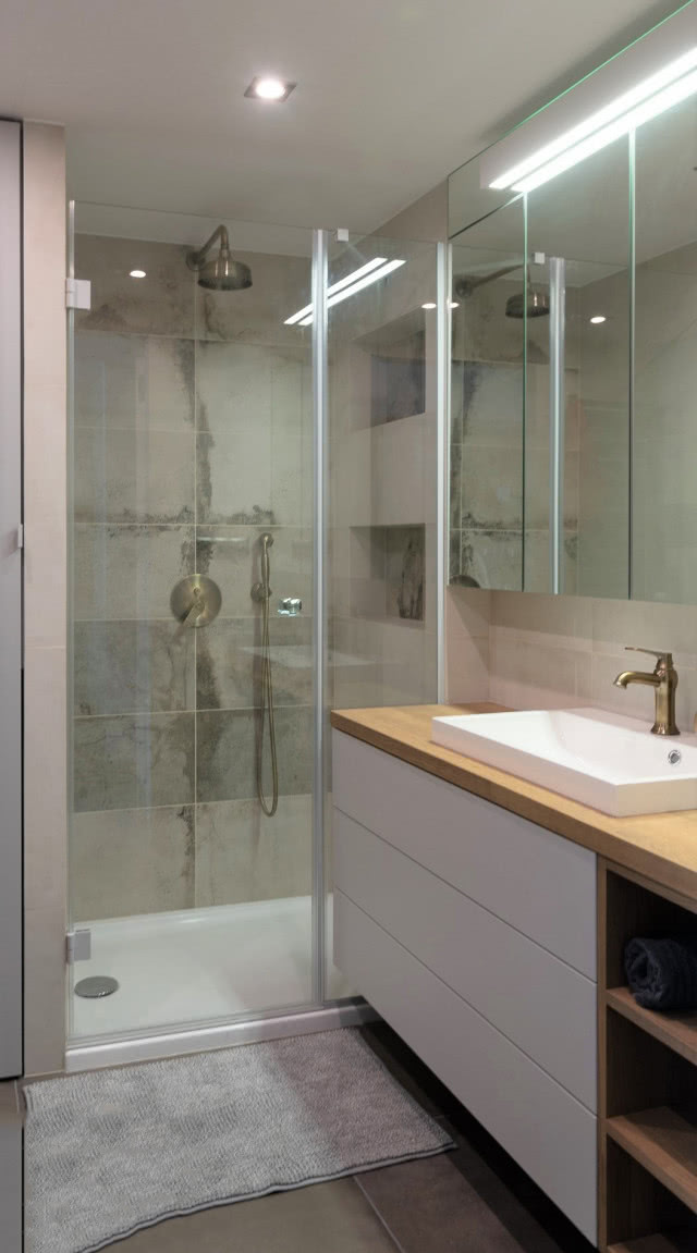 Industrialna łazienka z szarymi płytkami