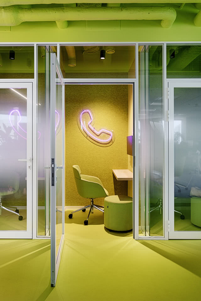 budka dźwiękochłonna telefoniczna w biurze