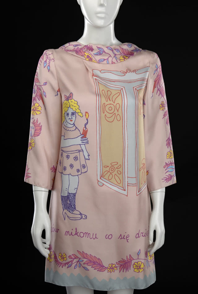 różowa sukienka w motyw dziewczyni