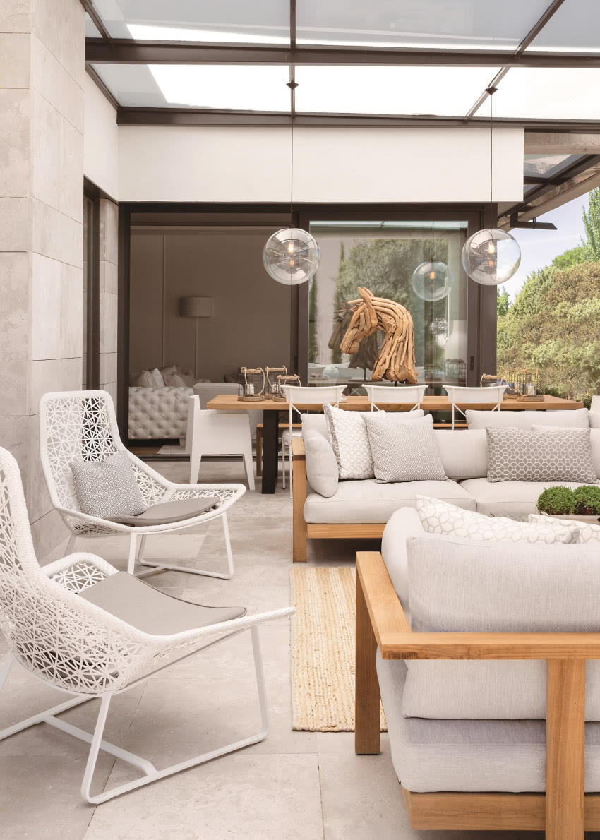 W letnim salonie
najważniejsze miejsce
zajmują...