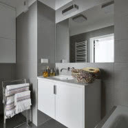 Oszczędność form i kolorów - mieszkanie w centrum Warszawy