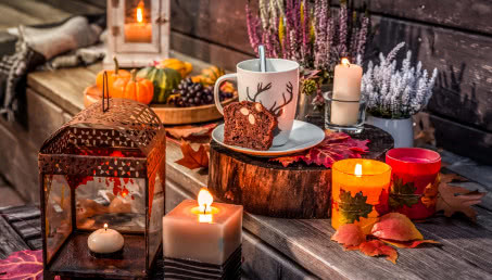 15 pomysłów na jesienne dekoracje do domu i ogrodu: jak zrobić dekoracje na stół, okna, drzwi, parapet, czy schody?