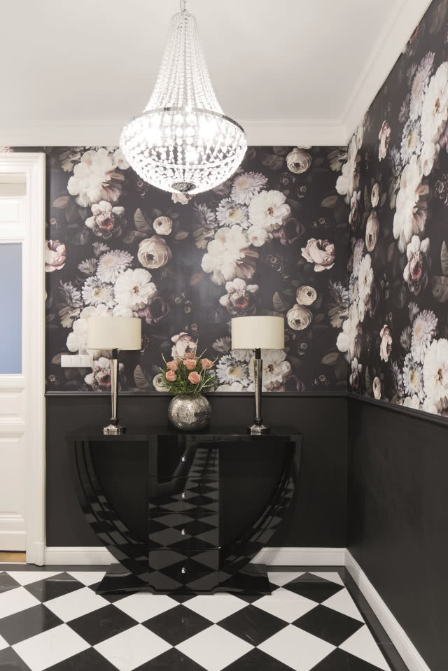 Kwiecista tapeta na czarnym tle