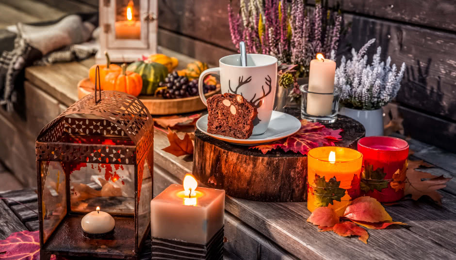 15 pomysłów na jesienne dekoracje do domu i ogrodu: jak zrobić dekoracje na stół, okna, drzwi, parapet, czy schody?
