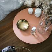 Miedziane i złote detale połączone z bielą i...