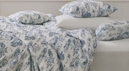 Toile de Jouy - tapety i tkaniny w pasterki