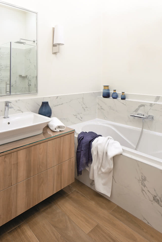 Łazienka w drewnie i marmurze