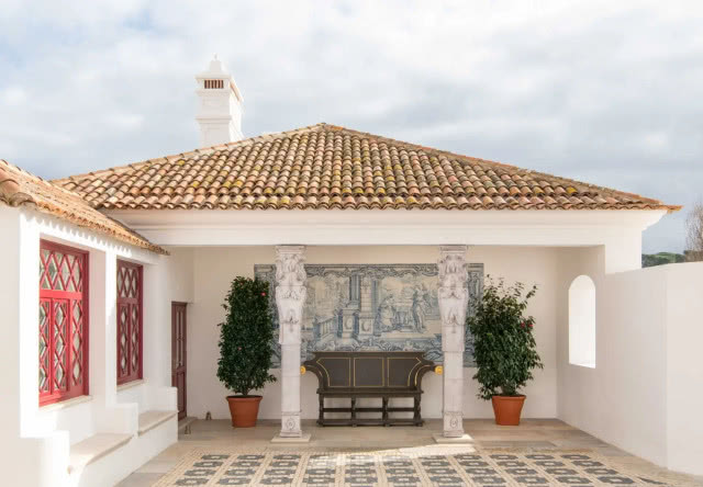 patio - fasada zdobiona azulejos