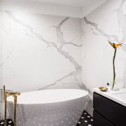 Miedziane i złote detale połączone z bielą i...