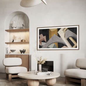 fotel, okrągły stolik kawowy, telewizor, kanapa, belki stropowe, dywan, duży zielony kwiat w doniczce