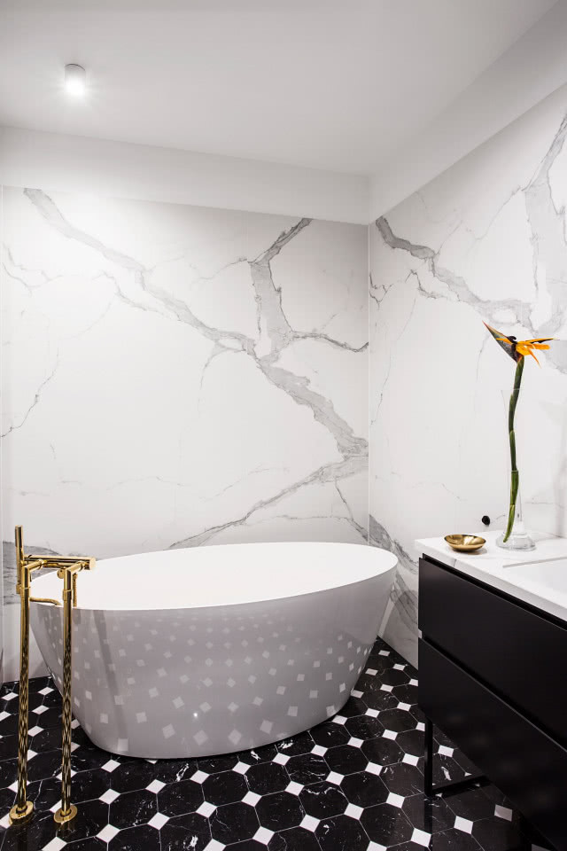 Klasyczna łazienka ze złotymi detalami