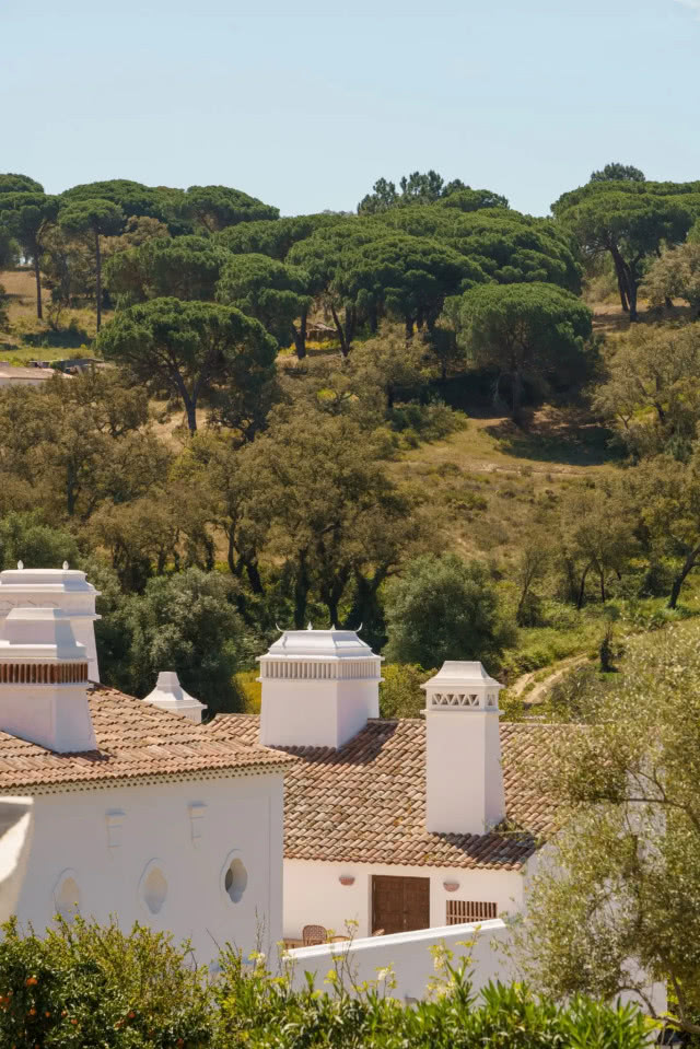 hotel na tle wzgórz