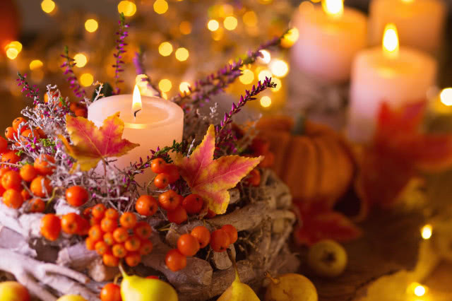 jesienna dekoracja ze świeczki i suchych liści