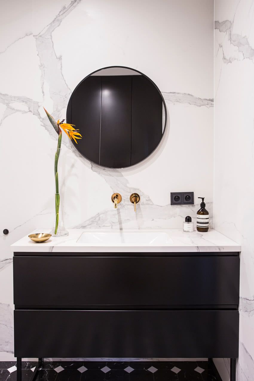 Okrągłe lustro pasuje zarówno do wnętrz...