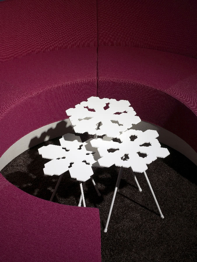 Stolik Snowflakes, wykonany z czystego białego...