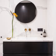 Miedziane i złote detale połączone z bielą i...