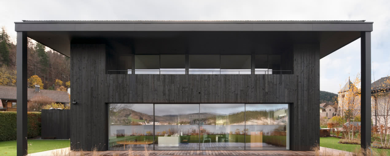 Dom nad jeziorem. Czarna rezydencja obezwładnia widokami!