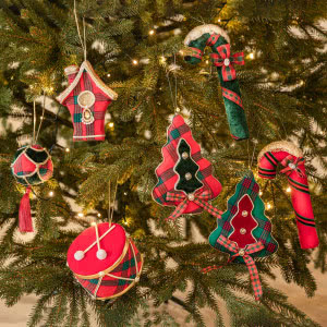 Poczuj magię Świąt! Oto 4 trendy 2025, dzięki którym Twój dom rozbłyśnie radosnym, świątecznym szczęściem