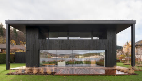 Dom nad jeziorem. Czarna rezydencja obezwładnia widokami!