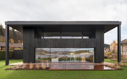 Dom nad jeziorem. Czarna rezydencja obezwładnia widokami!