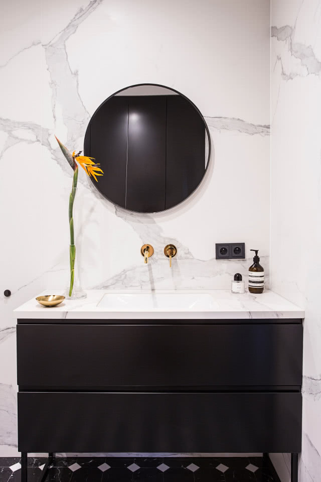 Klasyczna łazienka ze złotymi detalami