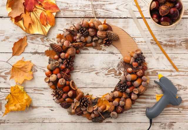 jesienny wianek z żołędzi