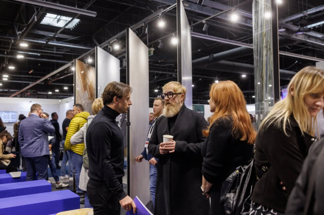 stoisko Paradyża, w środku Jürgen Mayer H.