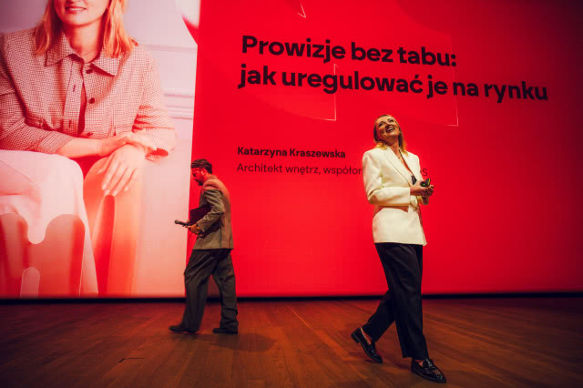 Katarzyna Kraszewska podczas wystąpienia na Next Design Summit 2026 o prowizjach i transparentności w branży projektowania wnętrz.