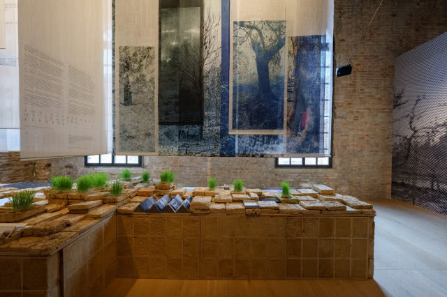 wystawa z wiszącymi tkaninami