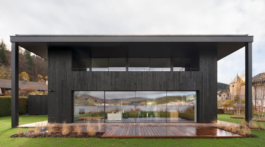 Dom nad jeziorem. Czarna rezydencja obezwładnia widokami!