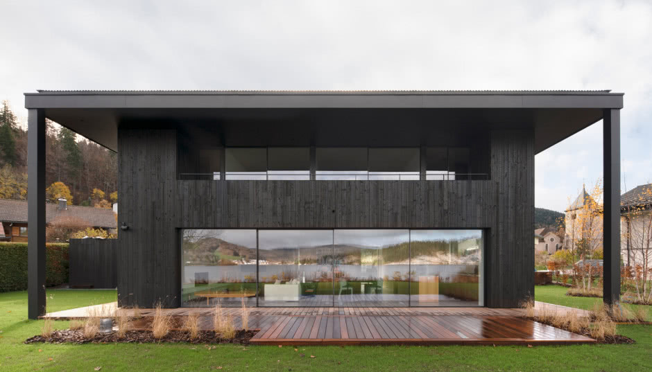 Dom nad jeziorem. Czarna rezydencja obezwładnia widokami!