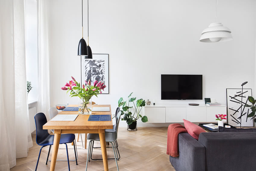 Sofa marki Sits, pod telewizorem szafka wisząca...