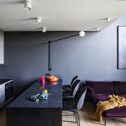 Miedziane i złote detale połączone z bielą i...