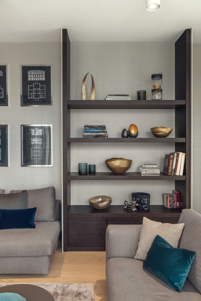 Złote detale i bibeloty w salonie