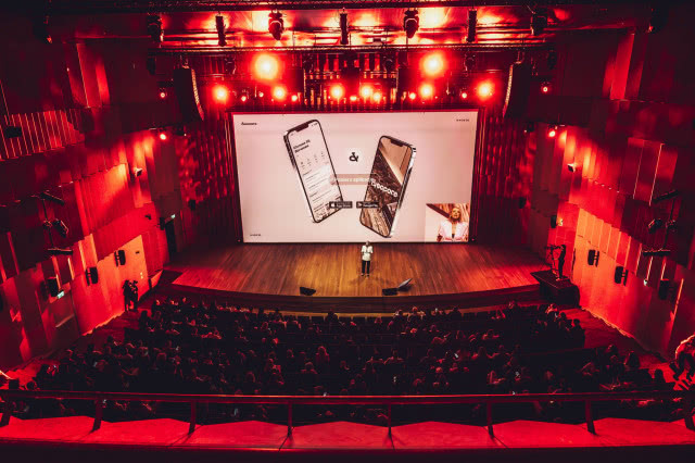 Uczestnicy Next Design Summit 2026 podczas prezentacji platformy Deccore wspierającej zarządzanie projektami wnętrz.
