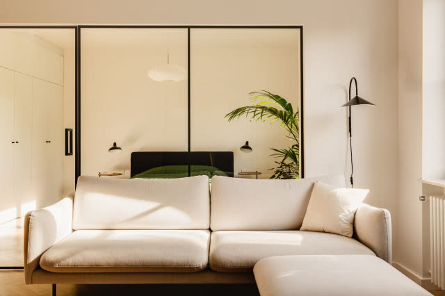 Jasne mieszkanie w odcieniach beżu i brązu