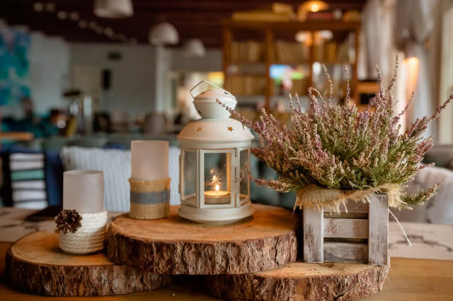 15 pomysłów na jesienne dekoracje do domu i ogrodu: jak zrobić dekoracje na stół, okna, drzwi, parapet, czy schody?