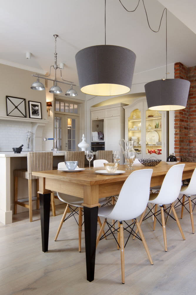 Stół przy jadalni został wykonany z dębu według...