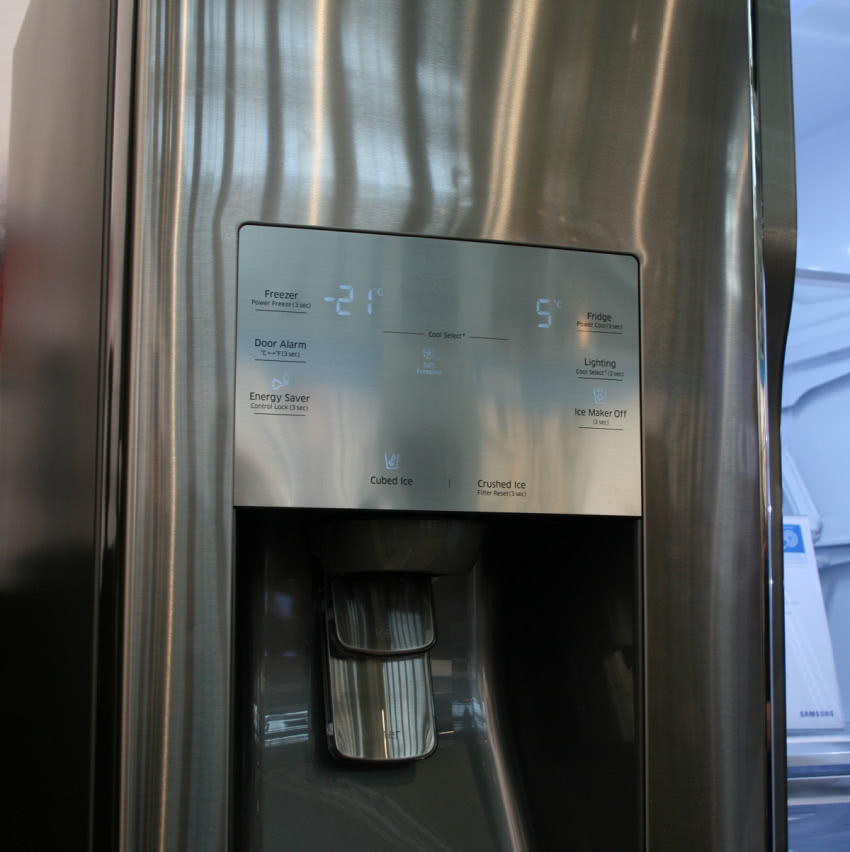 Eleganckie srebrne wyświetlacze z niebieskim...