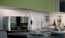 Nowoczesna mikrofalówka z funkcją rozmrażania