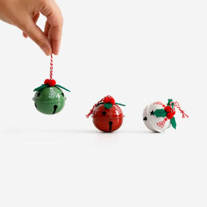 Poczuj magię Świąt! Oto 4 trendy 2025, dzięki którym Twój dom rozbłyśnie radosnym, świątecznym szczęściem