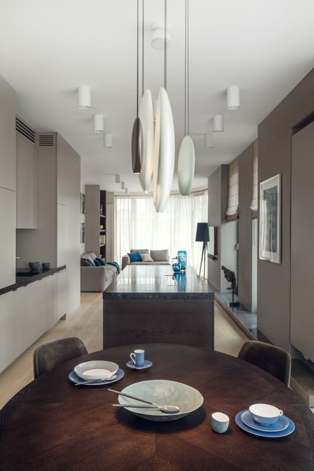 Kultowe lampy Cosmos nad stołem