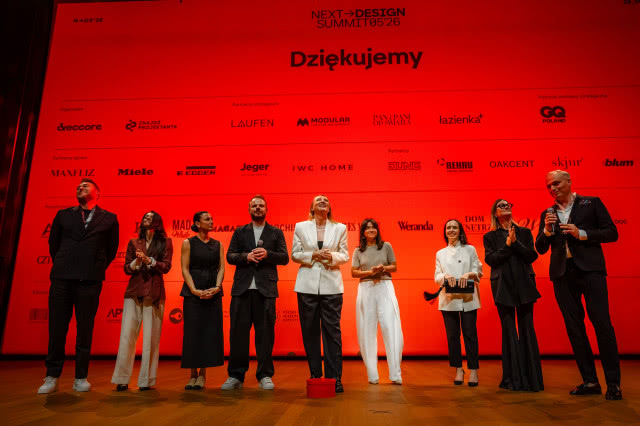 Organizatorzy, prelegenci i członkowie rady programowej na zakończenie konferencji Next Design Summit 2026 w Warszawie.