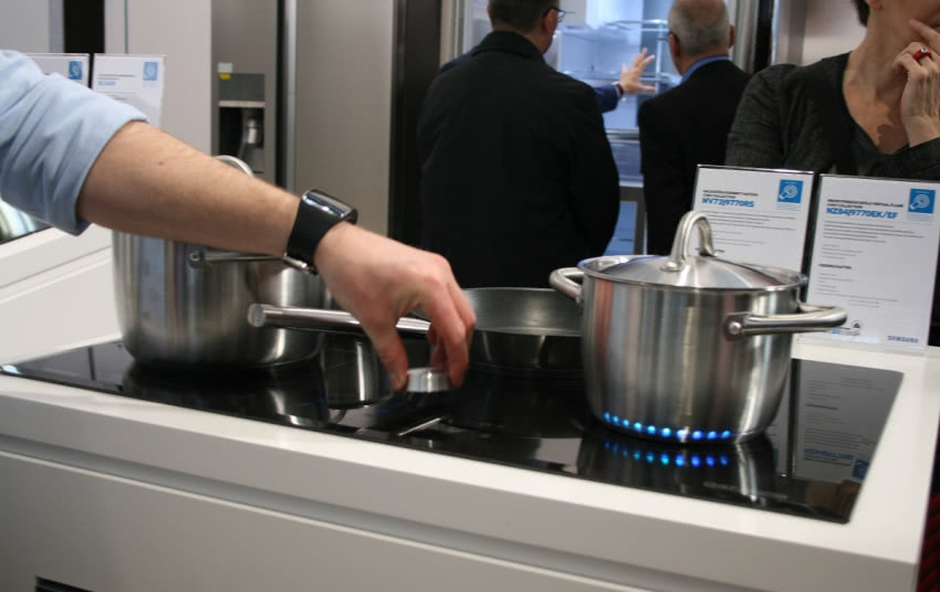 Wirtualny płomień na płycie indukcyjnej wygląda...