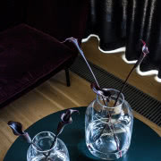 Miedziane i złote detale połączone z bielą i...